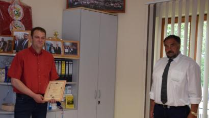 Bild: fla
Bürgermeister Josef Beimler (rechts) gratuliert Robert Stahl (links) zum 25-jährigen Dienstjubiläum.