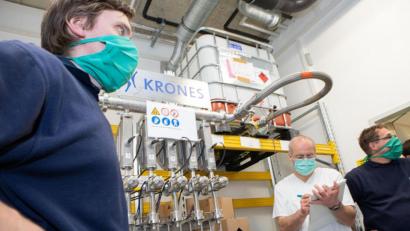 Bild: Uniklinik Regensburg/exb
Mit dem bislang kleinsten Füller in der Unternehmensgeschichte unterstützte Krones die Abfüllung von Desinfektionsmittel am Universitätsklinikum Regensburg.