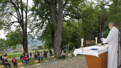 Bild: ads
Mit der Dezentralisierung der Gottesdienste an den Kapellen der Pfarreiengemeinschaft im Freien wie hier an der Sebastiani-Kapelle in Kemnath a. B. stößt Pfarrer Josef Irlbacher auf überraschend großen Zuspruch der Gläubigen.