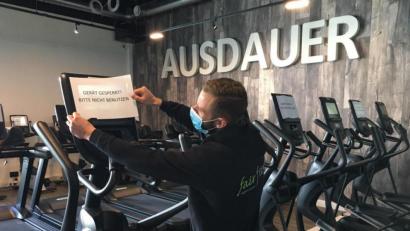 Bild: exb/Florian Büttner
Die Fitnessstudio-Betreiber mussten viel Ausdauer an den Tag legen: Von 17. März bis Anfang Juni mussten die Studios auch im Raum Weiden und Neustadt/WN geschlossen bleiben. Nun bereiten sie sich auf die Öffnung vor: Florian Büttner von "FairFitness" im NOC sperrt einzelne Geräte, um den Abstand zwischen Kunden einzuhalten.