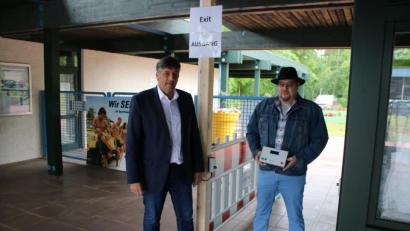 Bild: sne
Markus Keck steht zwischen der von ihm entworfenen Lichtschranke und zeigt das designete Gerät, dass die Besucherzahl im Grafenwöhrer Waldbad erfasst. Bürgermeister Edgar Knobloch ist stolz auf die Eigenkreation der Stadt.