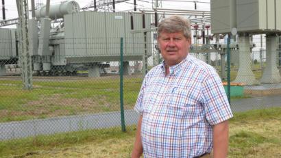 Bild: fsb
Im zweiten Anlauf genehmigt wurde der Antrag der Tennet GmbH auf Ersatzneubau einer Umspannanlage und Rückbau einer Schaltanlage – hier Bürgermeister Martin Schregelmann vor dem Umspannwerk.