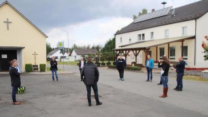 Bild: jma
Andreas Eckert sowie stellvertretender Landrat Albert Nickl, die Kreistagsvertreter Susanne Reithmayer und Max Schwärzer, Bürgermeister Bernhard Stangl, Kreisbrandmeister Jürgen Haider, Richard Suttner als ansässiger Kiesunternehmer, Bernd Sluka vom Verkehrsclub Deutschland sowie Landtagsabgeordneter Tobias Reiß treffen sich in Dießfurt, um die Situation in der Ortsdurchfahrt zu begutachten.