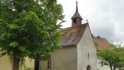 Bild: ibj
Adlholz verändert sein Gesicht: Auch die neugotische Marienkapelle soll saniert werden.