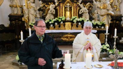 Bild: do
Ungewöhnliches Bild im "Ausnahmezustand". Um die Tradition der Eschenbacher Fußwallfahrt nach Gößweinstein aufrecht zu erhalten, legt Wallfahrtsführer Herbert Körper nach einem symbolischen Fußmarsch mit dem Stadtpfarrer ab Pottenstein ein Päckchen Gebetsanliegen von Wallfahrern auf dem Altar der Basilika nieder. Den Gottesdienst zelebriert Dekan Thomas Jeschner.