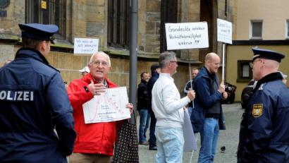 Bild: Stephan Huber
Dem Aufruf zur Demonstration „für Freiheit und die Verfassung“ folgten am Samstag etwa 30 Leute. Auf dem Amberger Marktplatz ging es friedlich zu.