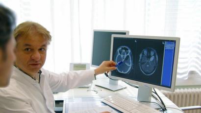 Bild: Klinikum/Dietl/exb
Dr. Hischam Bassiouni bei einem Patientengespräch.