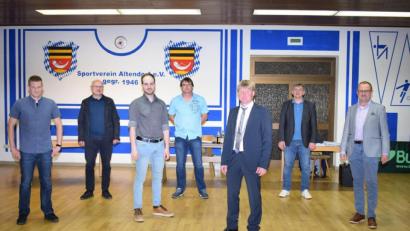 Bild: bnr
Bürgermeister Markus Schiesl (Dritter von rechts) vereidigt die sechs neugewählten Mitglieder des Gemeinderates. Es sind dies von links: Stefan Prey, Reinhold Merkl, Johannes Setzer, Daniel Maierhofer, Manuel Lischka und Hans-Jürgen Dirschwigl.