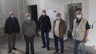 Bild: ld
Besprechung im Schlachthaus! Der Mundschutz als wichtiger Infektionsschutz symbolisiert auch den Verzicht der Sänger auf die Ausübung ihre Hobbys: Der Mund bleibt zu, gemeinsames Singen derzeit nicht möglich!