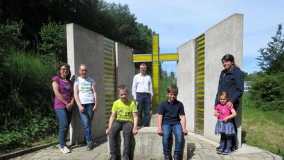 Bild: ubb
Claudia Flödl (mit Tochter Laura und Sohn Armin, links) und Stefanie Forster (mit Tocher Lena und Sohn Lukas, rechts) überlegen gemeinsam mit Pfarrer Martin Besold (hinten) direkt vor Ort, wie der Blumenteppich an der "Oase der Ruhe" bestmöglich zur Geltung kommen könnte.