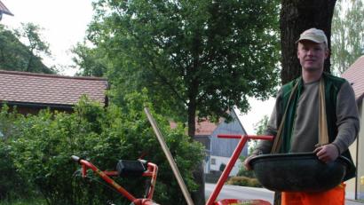 Bild: Vogl, Christa
Fräse, Rechen, Saatgut, Walze: das wird benötigt, um einen Blühstreifen anzulegen.