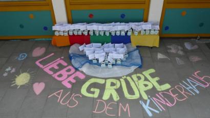 Bild: mez
Dutzende von mit Samen gefüllten Bechern warten auf ihre jungen Abholer. Die Erzieherinnen des katholischen Kinderhauses haben sich eine pfiffige Idee Für ihre jungen Besucher einfallen lassen, die aufgrund der Corona-Pandemie derzeit zu Hause verweilen.