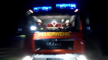 Bild: Carsten Rehder
Ein Löschfahrzeug der Feuerwehr im Einsatz. In Premerzhofen bei Breitenbrunn ist ein Motorrad in Brand geraten. Foto: Carsten Rehder/dpa/Archivbild