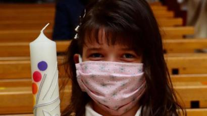 Bild: ads
Vanessa Ziegler war eines der ersten Kinder, das heuer in der Pfarrei St. Michael unter strengen Sicherheitsmaßnahmen die Erstkommunion empfing.