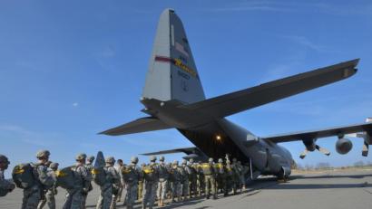 Bild: Markus Rauchenberger
Abflug aus Grafenwöhr? Diese US-Soldaten machen sich auf dem Flugplatz in Grafenwöhr bereit für eine Fallschirmübung. Um die Zukunft der US-Armee in Deutschland gibt es Spekulationen
