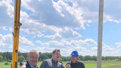 Bild: Houschka
Die beiden Bürgermeister Josef Deichl (links) und Christian Ziegler (Mitte) lassen sich von einem Mitarbeiter des Bamberger Unternehmens Osel Bohr GmbH den Fortgang der Arbeiten an einem 125 Meter tiefen Brunnen schildern.