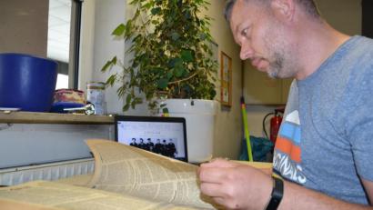 Bild: tk
In jeder freien Minute befasst sich Frank Jacobi derzeit mit der Geschichte des ERSC Amberg. Bis Ende des Jahres möchte der stellvertretende Vorsitzende, der auch das Archiv der Amberger Zeitung nutzt, mit dem Werk fertig sein.