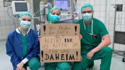 Bild: Krankenhaus St. Barbara
Weltweit hatten Ärzte und Pfleger die Menschen aufgefordert: "Wir bleiben für Euch hier, bleibt Ihr für uns daheim". Auch die Anästhesiepflegekräfte Lisa Troidl, Tina Langer-Sorgenfrei und Alex Bauer (von links) vom St.-Barbara-Krankenhaus in Schwandorf hatten mitgemacht.