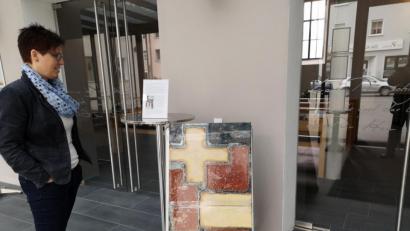Bild: Thomas Dobler
Im Foyer den "neuen" Erlöserkirche stellte Diakon Jürgen Weich farbige Fließen aus, die an der "alten" Erlöserkirche ein ästhetisches Ausrufezeichen gesetzt hatten. Sie waren ein Teil der Keramik-Kunst, die die Besucher früher über dem Eingang empfangen hat.