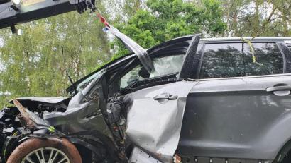 Bild: Polizei Sulzbach-Rosenbverg/exb
Das Unfallauto wurde komplett demoliert. Die Insassen, ein 62-Jähriger mit seiner 23-jährigen Tochter, blieben nahezu unverletzt und konnte sich selbst aus dem Wrack befreien.