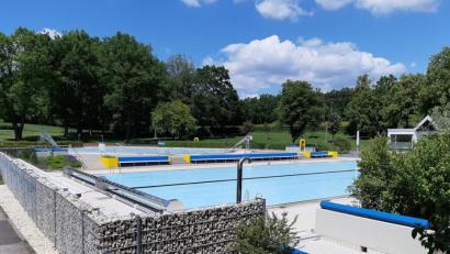 Bild: Stadt Sulzbach-Rosenberg/exb
Es wird zwar alles genauso wie in den Vorjahren für die Freibad-Öffnung vorbereitet, aber zur Nutzung dieser beliebten Freizeiteinrichtung müssen aktuell strenge Hygiene- und Sicherheitsmaßnahmen eingehalten werden.
