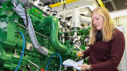 Bild: OTH Amberg-Weiden
Lehre nah an der Praxis – neben der naturwissenschaftlichen und ingenieurtechnischen Ausbildung lernen Studierende in Laboren an Projekten zum Beispiel im Bereich Kraft-Wärme-Kälte-Kopplung.