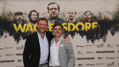 Bild: Gerhard Götz
Hauptdarsteller Johannes Zeiler (Hans Schuierer, links) und Regisseur Oliver Haffner vor dem Filmplakat. „Wackersdorf läuft an diesem Freitag ab 20.15 Uhr auf Arte.