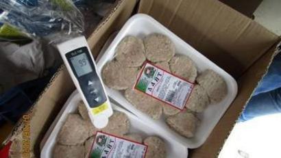 Bild: Grenzpolizei Selb
Mit ungekühltem Fleisch war ein Transporter auf der A93 unterwegs.