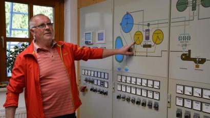Bild: jr
Reinhold Bauer, hier am Schaltschrank, leitet die Kläranlage in Maiersreuth seit der Inbetriebnahme vor 30 Jahren.