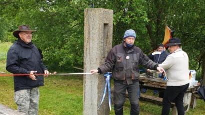 Bild: awo
Bei einem bayerisch-tschechischen Stammtisch-Picknick durchschnitten der Vorsitzende des Vereins Terra Tachovia, Roman Soukup, Alfred Wolf vom Verein Via Carolina-Goldene Straße und der Störnsteiner Bürgermeister Markus Ludwig Bänder die Bänder in den bayerisch-tschechischen Farben und öffneten symbolisch wieder die Grenze.