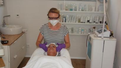 Bild: kro
Amelie Jäger achtet in ihrem Studio in Tirschenreuth sehr auf Hygiene. Die 32-Jährige hat eine Gesichtsmaske übergezogen, bevor sie Stefanie Spachtholz mit einer kosmetischen Gesichtsbehandlung verwöhnt.