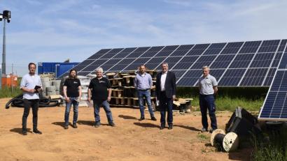 Bild: sck
Geschäftsführer Vitus Hinterseher (links) und Grundeigentümer Markus Gmelch, sein Vater Alfred Gmelch und Markus Oßner (Vierter von links) informieren Bürgermeister Neuß und Daniel Proksch von der Max Solar GmbH.