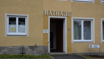 Bild: jr
Ziel von Einbrechern wurde am Wochenende das Pechbrunner Rathaus, in dem sich eine Arztpraxis und das Dienstzimmer des Bürgermeisters befindet. Während die Beute in der Praxis mau ausfiel, war sie im Dienstzimmer des Bürgermeisters ergiebiger. Drei Goldene Bürgermedaillen und Bargeld fielen den Dieben in die Hände.
