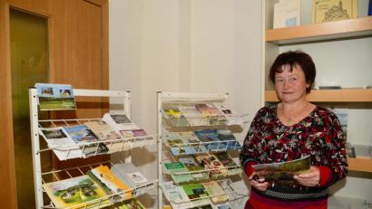 Bild: bey
Maria Herrmann-Preßl freut sich über die Anrufer potentieller Urlauber, die ihre weiteren Entscheidungen Info-Material möchten, aber vorrangig auch der möglichen Offnung des Freibades nachfragen.