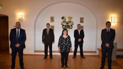 Bild: bnr
Bürgermeister Martin Schwandner (rechts) vereidigte die vier neuen Gemeinderäte. Es sind dies (von links): Armin Kiener, Markus Lehner, Romana Sandmann und Christian Jäckel.