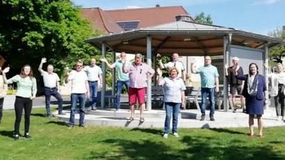 Bild: fsb
Die Gemeinderäte mit Bürgermeister Martin Schregelmann (Mitte) winken ihren Algunder Freunden zu.