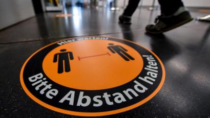 Bild: Hendrik Schmidt
In der Corona-Krise weisen Schilder auf Hygiene- und Schutzmaßnahmen hin.