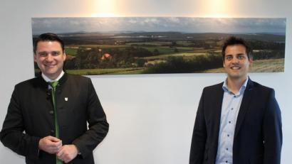 Bild: Landratsamt Schwandorf/exb
Bürgermeister Rudolf Teplitzky (rechts) stattete Landrat Thomas Ebeling seinen Antrittsbesuch ab.