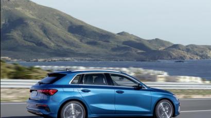 Bild: Audi
Vor allem die Silhouette verleiht dem Viertürer mit Heckklappe Charakter. Die schräg gestellten C-Säulen schieben optisch an, die stark dreidimensional geformten Flächen der Flanken spielen mit Licht und Schatten, machen den Kompakt-Audi muskulös, verleihen ihm Dynamik.