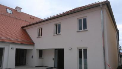 Bild: exb/ Katholisches Wohnungsbau- und Siedlungswerk der Diözese Regensburg
Die zehn altersgerechten und barrierefreien Wohnungen im ehemaligen "Hösl-Anwesen" in der Tirschenreuther Altstadt sind nun bezugsfertig.