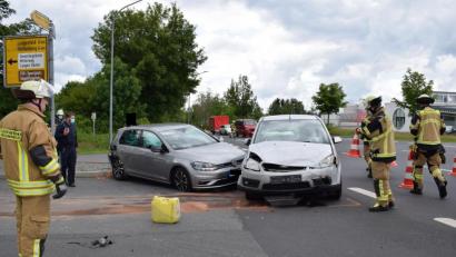 Bild: szl
Zwar keine Verletzten, allerdings zwei Autos mit Totalschaden sind die Bilanz eines Verkehrsunfalls am Montagmittag in der Äußeren Regensburger Straße in Tirschenreuth.