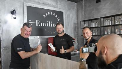 Bild: Petra Hartl
Heimwerker-Experte Mark Kühler (links) in der "Emilio Barberia": Dort zeigt er wie man den industriellen Look mit Nieten oder Muttern (im Hintergrund) an die Wand zaubert. Besitzer Emilio Bruner (Zweiter von rechts) freut sich über den Besuch.