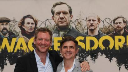Archivbild: Gerhard Götz
Hauptdarsteller Johannes Zeiler (Hans Schuierer, links) und Regisseur Oliver Haffner vor dem Filmplakat. „Wackersdorf ".
