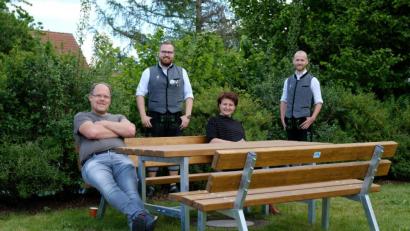 Bild: exb
André Schubert, Zweite Bürgermeisterin Anja Kirschsieper, Felix Bauernfeind und Bürgermeister Thorsten Hallmann (von rechts) freuen sich über die neue Bank.