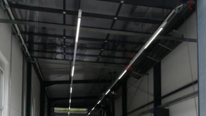 Bild: rn
Stationsleiter Thomas Pfreundtner und Sachverständiger Timo Neumann erwarten Kfz-Halter in der neuen Eschenbacher TÜV-Halle.