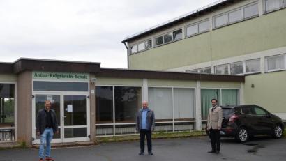 Bild: pgn
Bei einer Besichtigung des alten Schulhauses erklären die Bürgermeister Gerhard List und Adrian Blödt dem Landtagsabgeordneten Stephan Oetzinger die Ideen für das neue Bürgerhaus.
