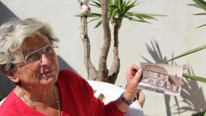 Bild: ads
Mit großem Respekt vor der Leistung ihres Großvaters Johann Heindl,der das jetzige Heindlanwesen als Schneiderei und Tankstelle nutzte, und vor der Ganzleistung ihres Vaters Hubert Heindl, der aus dem Anwesen als leidenschaftlicher Konditor ein florierendes Café und Konditorei machte, erinnert sich Brigitte Forster zurück an die knapp 100-jährige bewegte Geschichte ihres Hauses, das dereit komplett renoviert wird.