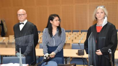 Bild: hcz
Die Angeklagte (Mitte) mit ihren Verteidigern.