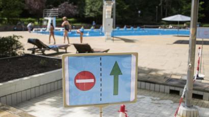Bild: dpa
Einbahnstraße, Abstandsregelungen und noch vieles mehr wartet in diesem Corona-Jahr auf die Besucher in den Freibädern. Deshalb überlegen noch etliche Gemeinden und Städte, ob sie die Freizeitanlagen überhaupt aufsperren sollen.