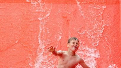 Bild: Armin Weigel/dpa
Im Freizeitbad Cham ist planschen und rutschen, seit dem 8. Juni, wieder möglich.